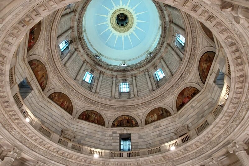 Museum Introduces ‘Plaque Reading Lane’ For Visitors Who Read The Plaque